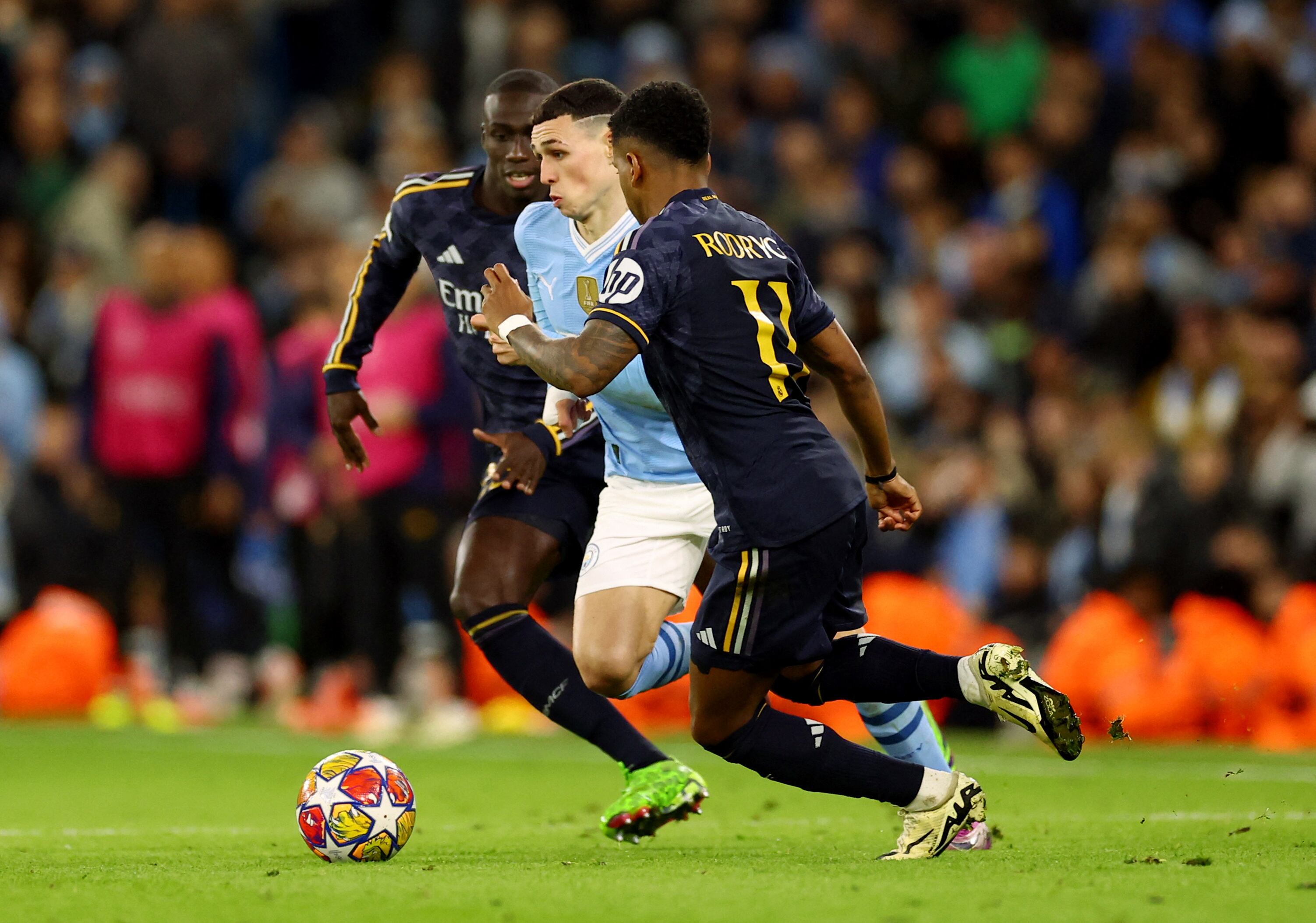 Phil Foden con el balón, entre Mendy y Rodrygo.