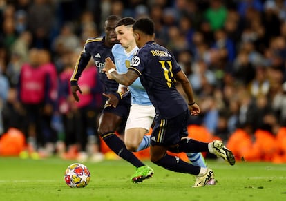 Phil Foden con el balón, entre Mendy y Rodrygo.