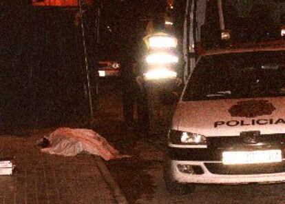 El cadáver de David Díaz yacía anoche en la acera de la calle de Málaga tapado con una sábana.