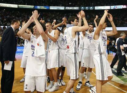 Los jugadores del Madrid festejan su triunfo en la cancha del Joventut.