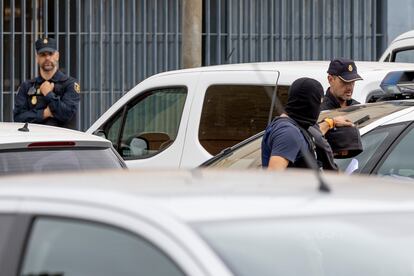 Un policía sujeta a un detenido, este viernes en el barrio sevillano de las Tres Mil Viviendas. 