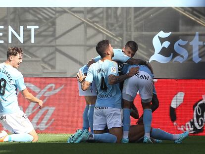 Vigo (Pontevedra)-.02/10/2022.- Los jugadores del Celta de Vigo celebran el gol del centrocampista Gabriel Veiga contra el Betis, durante el partido de la jornada 7 de LaLiga Santander este domingo en el estadio de Balaídos. EFE / Salvador Sas
