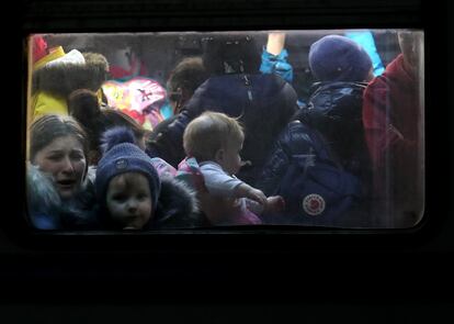 Decenas de mujeres y niños en el interior de un tren en la estación de Lviv con destino a Polonia, este miércoles. El papa Francisco agradeció hoy a los polacos su apoyo a Ucrania y la acogida brindada a los ucranios que huyen de la guerra tras el ataque de Rusia, que dura ya una semana.