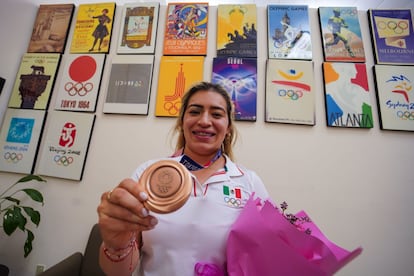 Aremi Fuentes, ganadora de la medalla de bronce para México en halterofilia