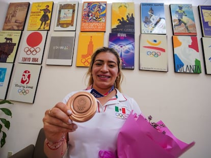 Aremi Fuentes, ganadora de la medalla de bronce para México en halterofilia