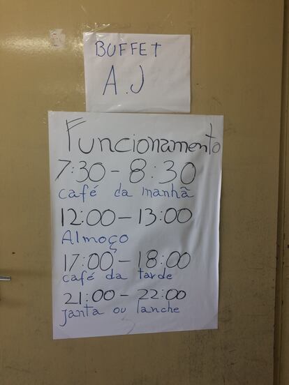 Os horários também são estabelecidos como parte das regras. Esse cartaz fica na escola Padre Jansen. 