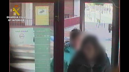 Imagen de una de las víctimas de la mujer detenida, en dependencias de la Guardia Civil.