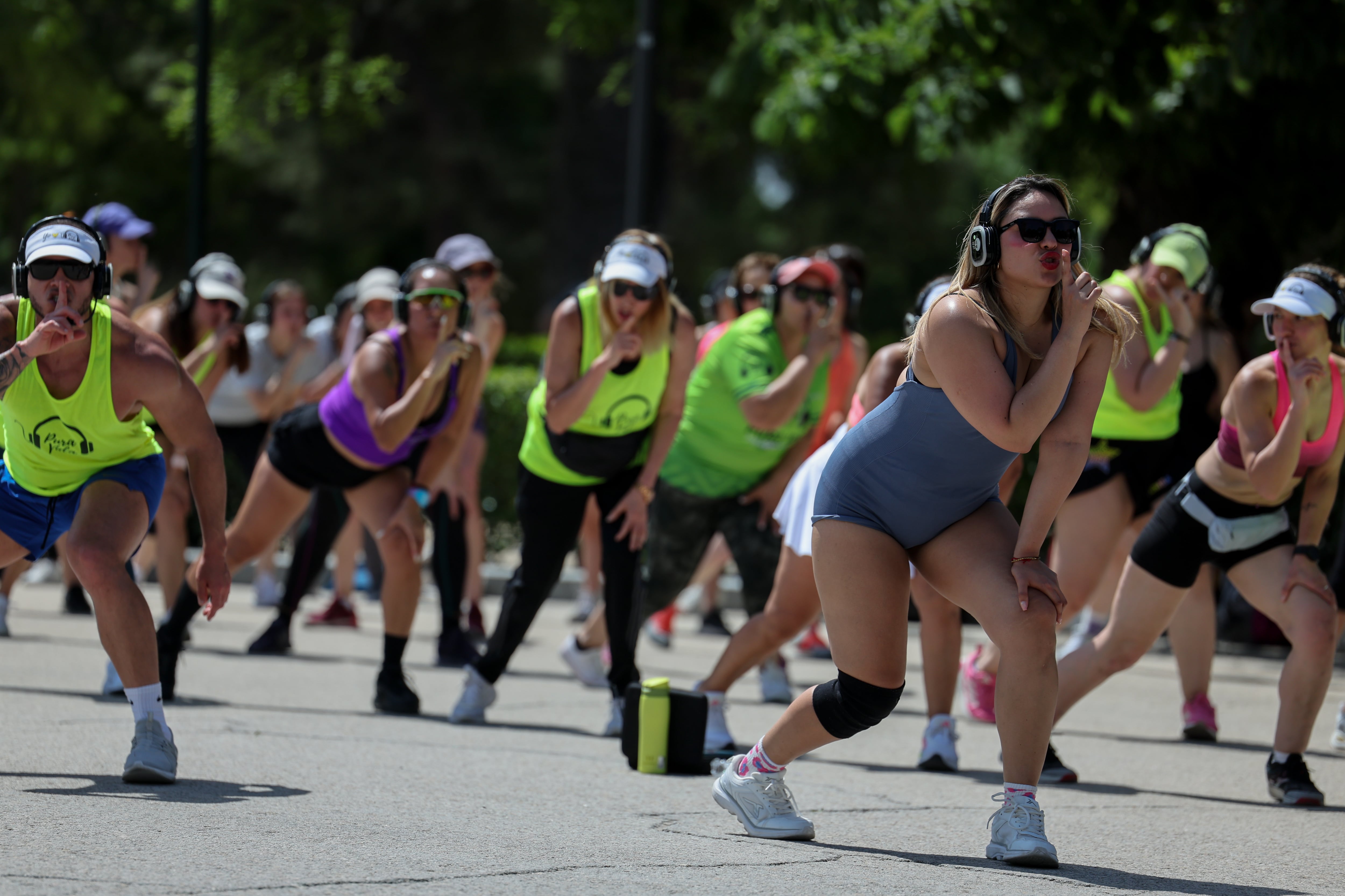 Clases de baile latino de Pura Vida en la Plaza del Ángel Caído en el Retiro de Madrid.