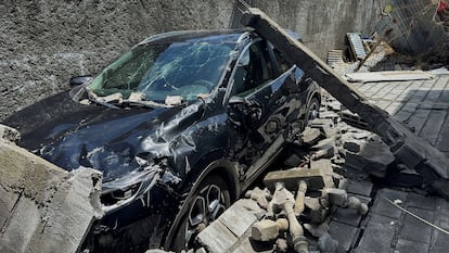 Un vehículo dañado tras el paso del tornado "Chido".