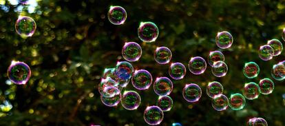 Al soplar delicadamente la película de jabón, si conseguimos que se forme la burbuja, poco a poco se vuelve redonda.