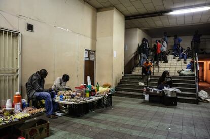 Los huespedes de la iglesia se organizan para comprar, compartir y cocinar la comida en las instalaciones del templo.