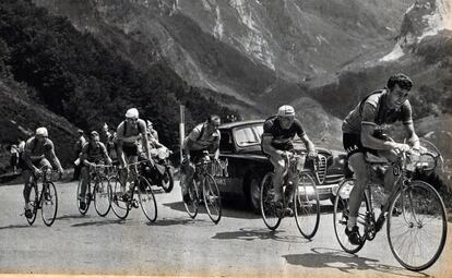 Louison Bobet, en cabeza del pelotón durante una etapa de montaña en el Tour.