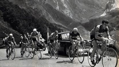 Louison Bobet, en cabeza del pelotón durante una etapa de montaña en el Tour.