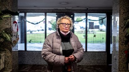 Rosa María García retratada en el portal de su bloque de pisos, en Móstoles (sur de la región de Madrid).