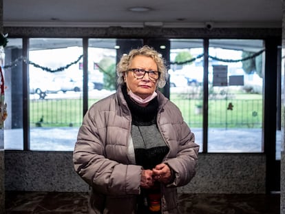 Rosa María García retratada en el portal de su bloque de pisos, en Móstoles (sur de la región de Madrid).