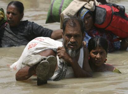 Afectados por las inundaciones en India esperan a ser evacuados en la localidad de Madhepura, en el estado de Bihar