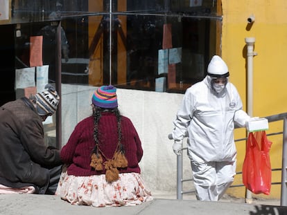 Un sanitario sale de un hospital en La Paz (Bolivia) hace unos meses, equipado con la protección para la covid.