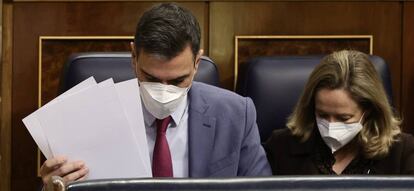 El presidente del Gobierno, Pedro Sánchez, y la ministra de Economía, Nadia Calviño, en el Congreso.