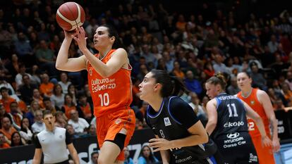 Leticia Romero, base de Valencia Basket, tirando a canasta.