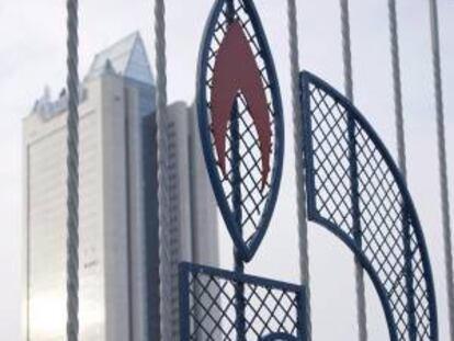 Logotipo de Gazprom en una valla en la sede del grupo en Moscú, Rusia.EFE/Archivo