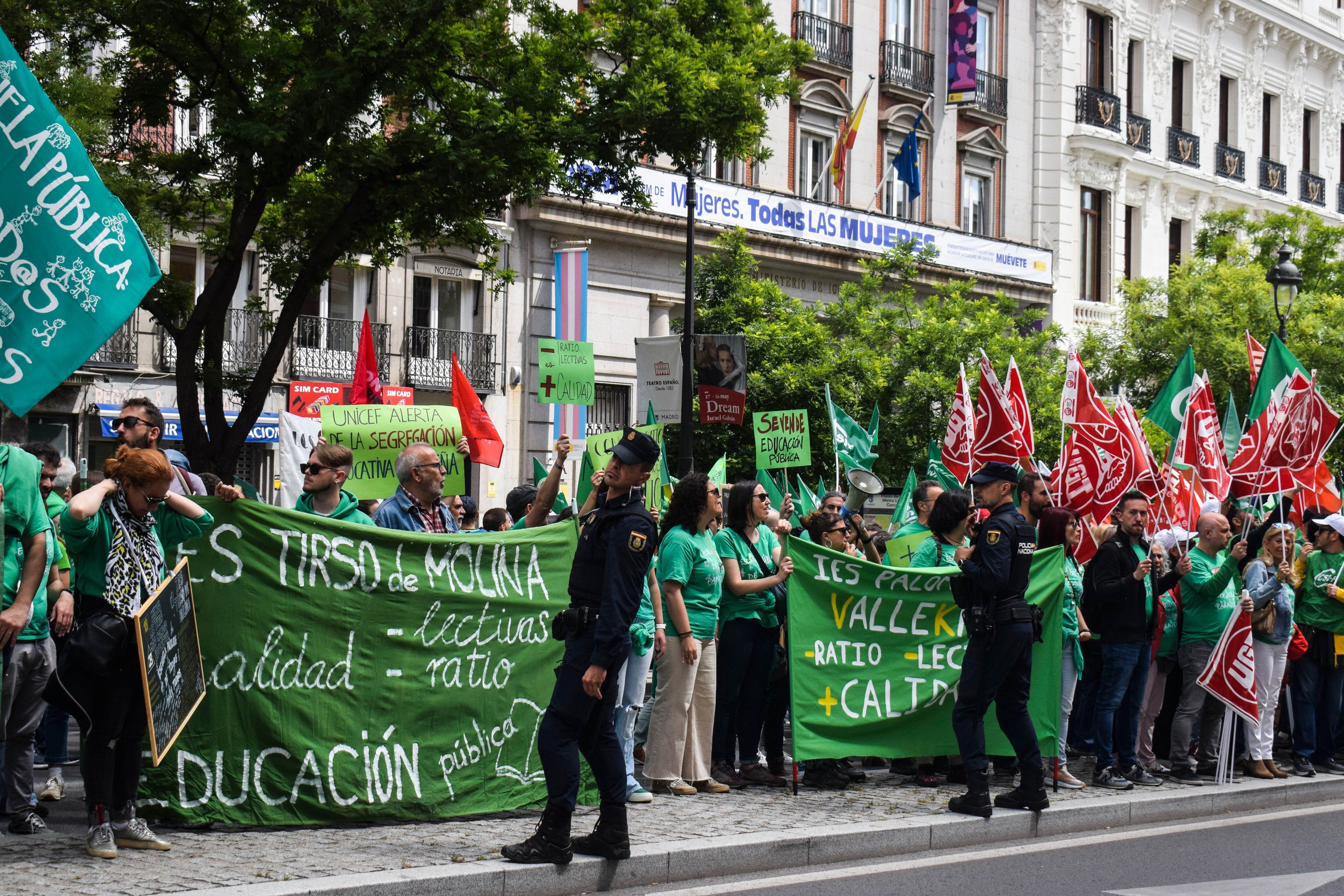 Un cordón policial ha impedido que los manifestantes ocupen ambos carriles de la calle de Alcalá, frente a la Consejería de Educación.