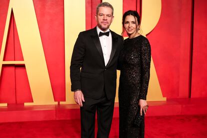 Matt Damon. Tras ser relacionado en sus inicios en la industria con actrices como Minnie Driver y Winona Ryder, el actor de 'El talento de Mr. Ripley' decidió que no volvería salir con una 'celebrity' nunca jamás. Su primer encuentro es digno de una escena de comedia romántica: huyendo de los fans que le atosigaban durante el rodaje de una película en Miami, Damon decidió esconderse detrás de la barra del bar en el que Luciana Barroso trabajaba como camarera. Cuando la argentina le preguntó qué hacía allí, este le contestó que lo había hecho para poder hablar con ella y su conexión fue tan rápida que Damon acabó haciendo cócteles esa noche para todos los presentes. Se casaron dos años después, en 2005, y son los padres de cuatro hijas –la mayor, Alexia, de una relación anterior de Luciana–. Una de las reglas de la pareja para que su relación se haya mantenido imperturbable en el tiempo es no separarse nunca más de dos semanas consecutivas.