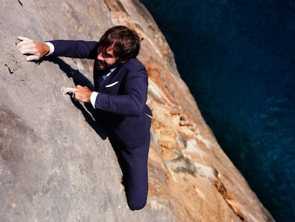 El escalador Chris Sharma es embajador de la línea Travel Suit de Mango Man. El tejido de su traje está confeccionado de tal manera que las arrugas desaparecen.