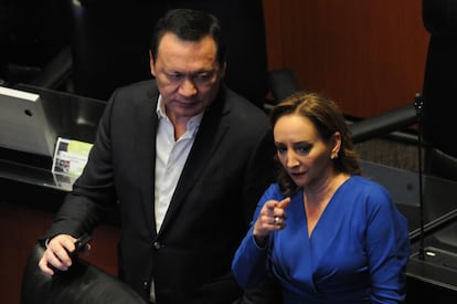 Miguel Ángel Osorio Chong y Claudia Ruiz Massieu, en el Senado de la República, en 2022.