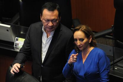 Miguel Ángel Osorio Chong y Claudia Ruiz Massieu, en el Senado de la República, en 2022.