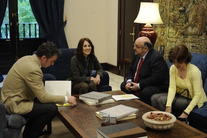 La presidenta del Parlamento vasco, Bakartxo Tejería, junto al delegado de Amnistía Internacional en España, Esteban Beltrán.
