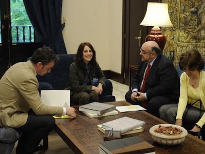 La presidenta del Parlamento vasco, Bakartxo Tejería, junto al delegado de Amnistía Internacional en España, Esteban Beltrán.