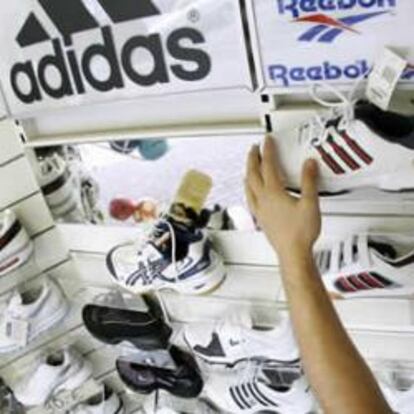 Deportivas de Adidas expuestas en una tienda