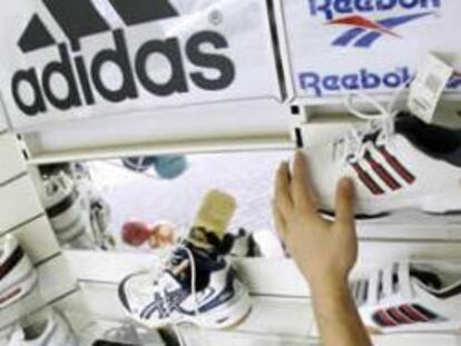 Deportivas de Adidas expuestas en una tienda