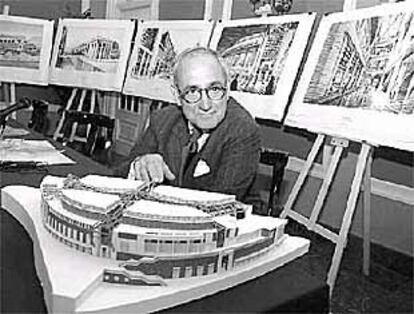 El arquitecto Robert  Stern, ayer con la maqueta del proyecto.