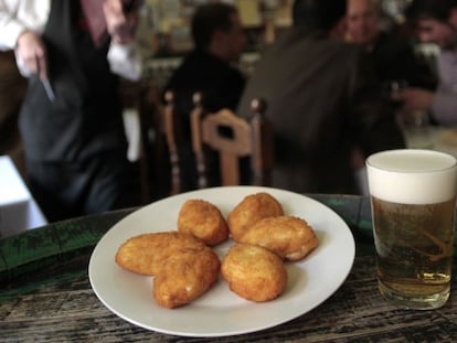 Ración de croquetas de un restaurante.