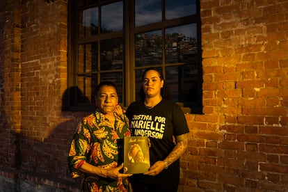 Retratos de Marinete y Luyara Franco, madre e hija de Marielle Franco, durante una entrevista con El País en la oficina del Instituto Marielle Franco, en la ciudad de Río de Janeiro, Brasil.
Octubre de 2024, Brasil