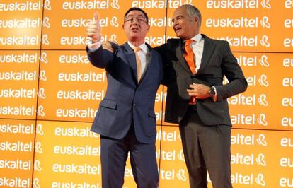 Alberto García Erauzkin, presidente de Euskaltel, y Fernando Ojeda, director general.