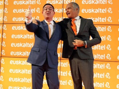 Alberto Garc&iacute;a Erauzkin, presidente de Euskaltel, y Fernando Ojeda, director general.