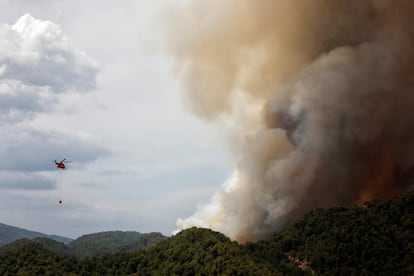 Un helicóptero de la UME trabaja en la extinción del incendio en la sierra de Santa María de Miralles, en Tarragona.