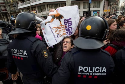 Catalan police break up a group of protestors on Gran Vía in Barcelona.