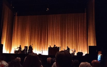 Bob Dylan y su banda durante la actuación en el Palladium de Londres.