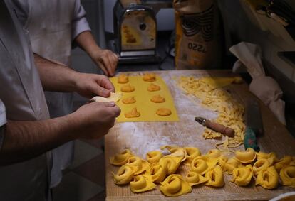 En la Trattoria Serra la pasta se elabora a mano. No hay productos procesados. Durante el confinamiento que empezó el 9 de marzo de 2020 en Italia, sus propietarios optaron por cerrar y no entregar comida a domicilio. Flavio Benassi explica que tomaron esta decisión para "no utilizar 'riders", un método de entrega a domicilio que descartaron por el "riesgo que suponía para estos trabajadores".