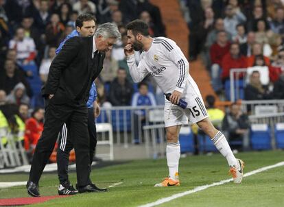 Daniel Carvajal, el lateral derecho del Madrid, conversa con Ancelotti durante un partido de la pasada temporada. Volvió al equipo merengue por 6,5 millones de euros tras una temporada en el Bayer Leverkusen alemán. Ese año fue declarado como el mejor jugador en su puesto de la Bundesliga.