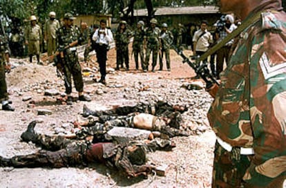 Soldados indios miran los cuerpos de los tres radicales islámicos que atacaron un cuartel al sur de Cachemira.