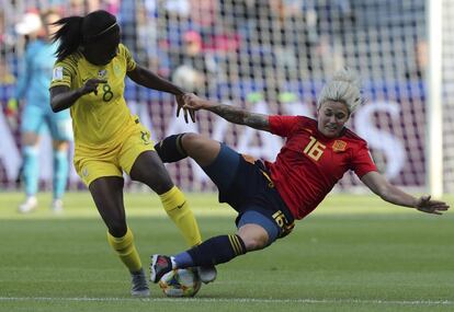 María León cae al suelo en un lance con Ode Fulutudilu.