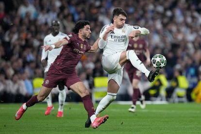 Raúll Asencio del Real Madrid, se lleva un balón ante Omar Marmoush del Manchester City.