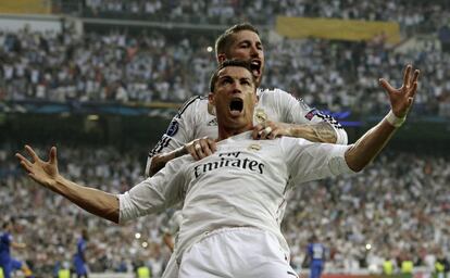 Els jugadors del Reial Madrid Cristiano Ronaldo i Sergio Ramos celebren el primer gol del seu equip en el partit d'aquest dimecres entre el Reial Madrid i el Juventus de Torí.