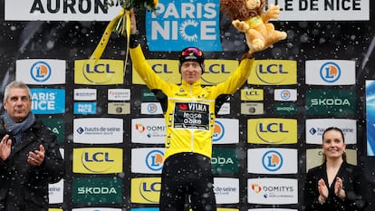 Matteo Jorgenson, maillot amarillo en el podio de la París-Niza.