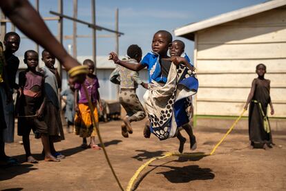 Niños del campo de desplazados internos de Kingonze, en la República Democrática del Congo, juegan en el área de juegos.