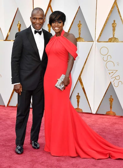 El actor Julius Tenn y Viola Davis, ganadora a mejor actriz secundaria por Fences, de Armani Privé.